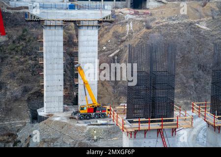 Costruzione di ponti per automobili o treni e infrastrutture di trasporto stradale in zona montagnosa Foto Stock