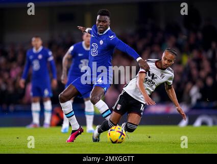 Benoit Badiashile di Chelsea (a sinistra) e Bobby Decordova-Reid di Fulham combattono per la palla durante la partita della Premier League a Stamford Bridge, Londra. Data immagine: Venerdì 3 febbraio 2023. Foto Stock