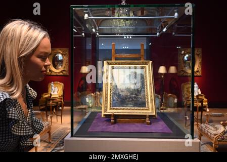 Londra – il 9 febbraio Christie’s offrirà in un’asta dal vivo un’opulenta collezione estetica: Un’importante collezione privata di una Country House inglese. Presentando una sontuosa reinterpretazione dello stile tradizionale della casa di campagna, la vendita comprende 266 lotti. La notevole connoisseurship e il gusto del collezionista è evidente nella caratteristica mise-en-scène che hanno creato; la casa ha fornito un lussuoso rifugio dalla città, dove gli amici sono stati intrattenuti su larga scala. Che spazia dal 19th ° secolo e dipinti del Vecchio Maestro a mobili raffinati, orologi, porcellana, argento, arredamento morbido e illuminazione . Foto Stock