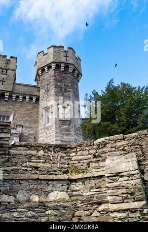 Castello di Wray, Lake District. Cielo blu con nuvole e uccelli. Foto Stock