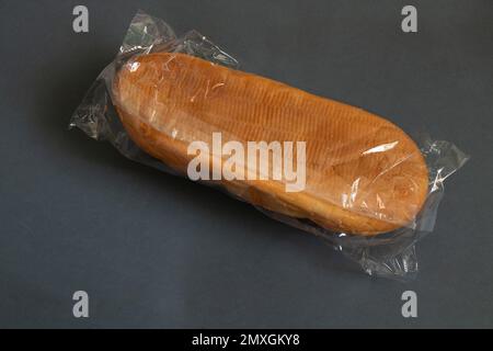 pagnotta di pane bianco in confezione su fondo isolato scuro primo piano Foto Stock