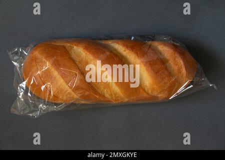 pagnotta di pane bianco in confezione su fondo isolato scuro primo piano Foto Stock