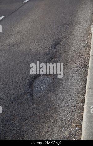 Buche Potholes in Road Surface Church Langley Harlow Essex Foto Stock