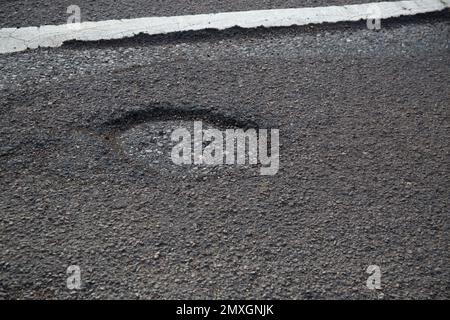 POT Hole Pothole in Road Surface Church Langley Harlow Essex Foto Stock