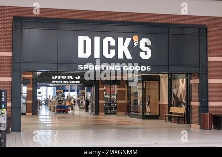 Lafayette - circa Febbraio 2023: Dick's Sporting Goods al dettaglio. Dick's Sporting Goods vende abbigliamento sportivo, calzature e attrezzature per il settore sportivo Foto Stock
