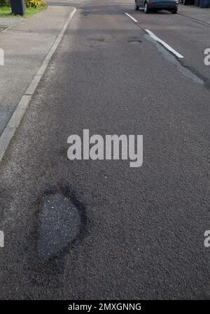 Buche Potholes in Road Surface Church Langley Harlow Essex Foto Stock