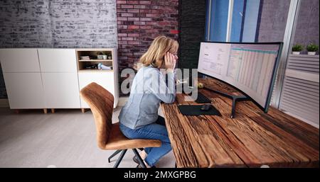 Stressato dipendente donna malato alla scrivania computer Foto Stock