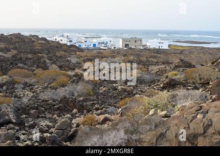 Case tipiche sul mare a Orzola, Lanzarote Foto Stock