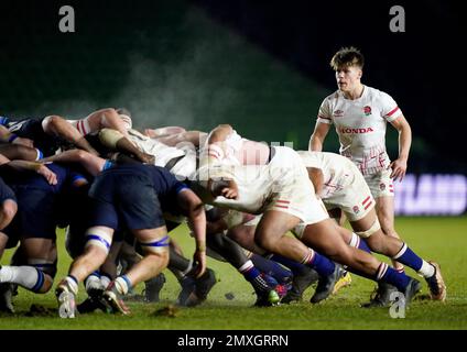 Charlie Bracken, in Inghilterra, supervisiona una mischia durante la partita Guinness Six Nations di Under 20 a Twickenham Stoop, Londra. Data immagine: Venerdì 3 febbraio 2023. Foto Stock