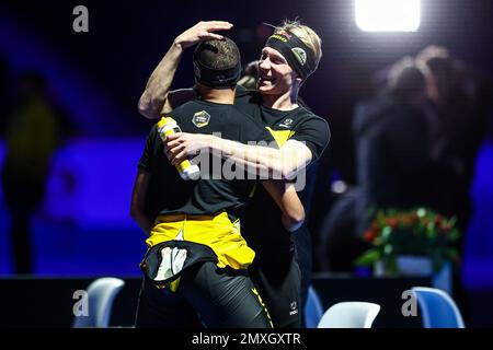 LORDNVEEN - dai n'Tab e Merijn Scheperkamp dopo i secondi 500 metri durante la prima giornata dei campionati olandesi di distanza. ANP VINCENT JANNINK netherlands OUT - belgium OUT Credit: ANP/Alamy Live News Foto Stock