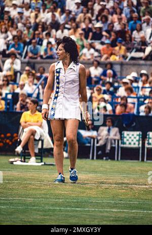 Billy Jean King (USA) in gara negli US Open Tennis 1975. Foto Stock