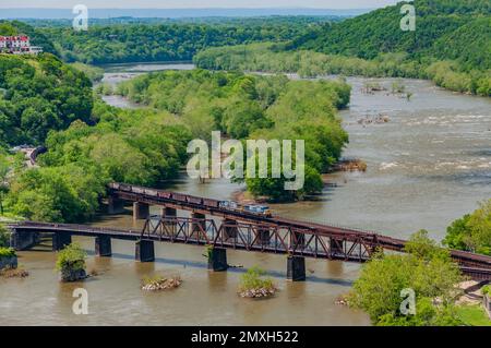 Vista del treno sul ponte dal punto panoramico di Split Rock, Loudoun Heights West Virginia USA, Harpers Ferry, West Virginia Foto Stock