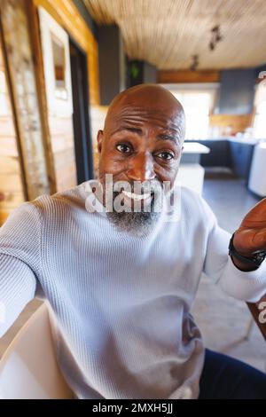 Primo piano del calvo afro-americano confuso l'uomo anziano che frugava le sue spalle in cabina di ceppo Foto Stock