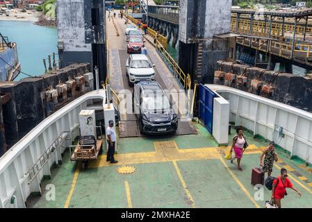 Itaparica, Bahia, Brasile - 24 gennaio 2023: Le auto che entrano nel traghetto diretto a Salvador in Bahia. Foto Stock