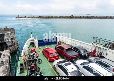 Itaparica, Bahia, Brasile - 24 gennaio 2023: Traghetto caricato con auto pronte per viaggiare a Salvador in Bahia. Foto Stock