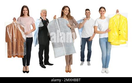 Collage con foto di persone che tengono vestiti in sacchetti di plastica su sfondo bianco. Servizio di lavaggio a secco Foto Stock