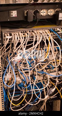 Pannello posteriore del server con molte interfacce. Foto Stock