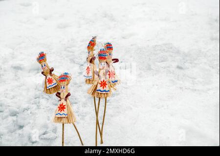 figura di Maslenitsa fatta di paglia, un talismano e un simbolo dell'inverno che passa. Una bambola piccola è un simbolo della settimana Shrovetide, un effigie per bruciare Foto Stock