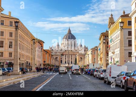 St Basilica di Pietro nelle strade urbane del centro di Roma, Italia. Foto Stock
