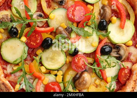 Deliziosa pizza di verdure calde con funghi come sfondo, primo piano Foto Stock