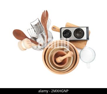 Set di diversi utensili da cucina e piatti su sfondo bianco, vista dall'alto Foto Stock