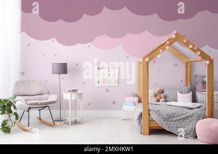 Elegante camera per bambini con comodo letto Foto Stock