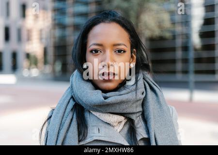 Ritratto di una giovane donna business latino-americana di successo in piedi all'aperto Foto Stock
