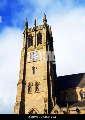 La Chiesa Parrocchiale di St Leonard a Padiham Lancashire risale al 1866-1869. Occupa il sito di chiese precedenti risalenti al 1451 o precedenti Foto Stock