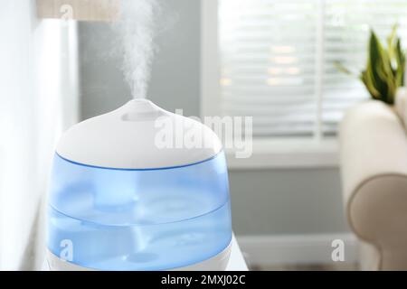 Moderno umidificatore d'aria sul tavolo a casa Foto stock - Alamy