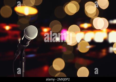 Microfono moderno nel karaoke club. Spazio per il testo Foto Stock