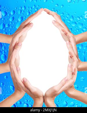 Le donne che formano goccia d'acqua con le mani su sfondo blu, spazio per il testo. Protezione ecologica Foto Stock