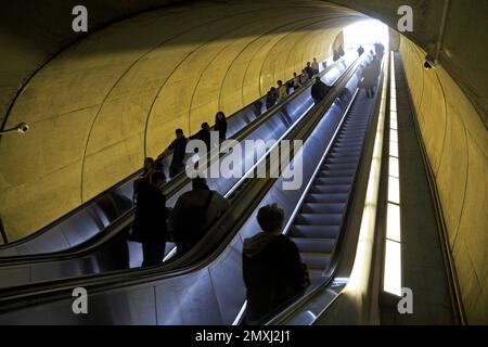 Persone affollate e sfocate su una scala mobile alla stazione della metropolitana Dupont Circle a Washington DC Foto Stock