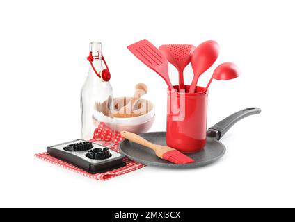 Set di diversi utensili da cucina e piatti su sfondo bianco Foto Stock