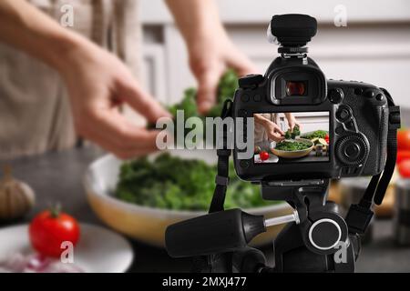 Fotografia di cibo. Ripresa di una donna che prepara l'insalata con broccoli, concentrati sulla fotocamera Foto Stock