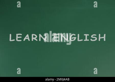 Lavagna verde con testo Impara l'inglese Foto Stock