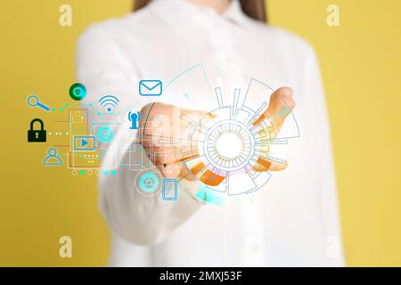 Concetto di tecnologia moderna. Donna su sfondo giallo, primo piano Foto Stock