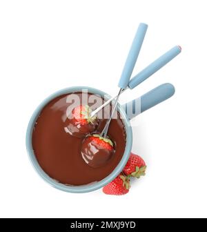 Fonduta con cioccolato e fragole fresche isolato su bianco, vista dall'alto Foto Stock