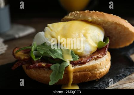 Delizioso uovo Benedict servito su tavola di ardesia, primo piano Foto Stock