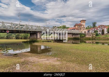 Unquera, Cantabria cittadina situata sulle rive del fiume Deva. Spagna, Europa Foto Stock