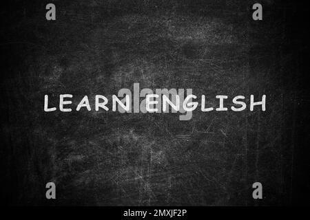 Lavagna nera con testo Impara l'inglese Foto Stock
