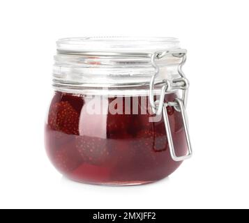 Deliziosa marmellata di fragole sottaceto in vaso di vetro isolato su bianco Foto Stock