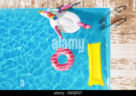 Piscina con anelli gonfiabili e materasso, vista dall'alto Foto Stock