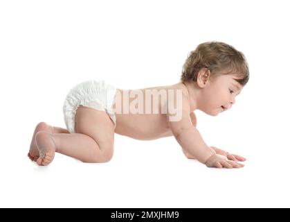 Bambino piccolo carino in pannolino su sfondo bianco Foto Stock