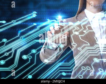 Doppia esposizione di una donna d'affari che tocca l'illustrazione della scheda a circuito stampato, primo piano Foto Stock
