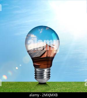 Fonte di energia alternativa. Lampadina con pannelli solari all'aperto Foto Stock