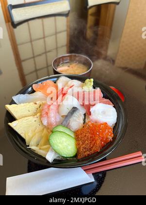 Ciotola di fresco e colorato sushi giapponese chirashi Foto Stock