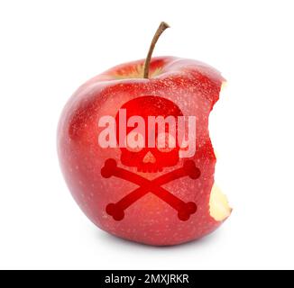 Mela avvelenata con immagine del cranio e delle ossa incrociate su sfondo bianco Foto Stock