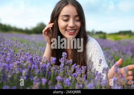 Giovane donna in campo di lavanda il giorno d'estate Foto Stock