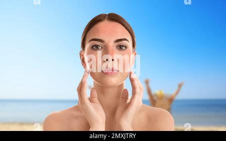 Donna con scottature sulla spiaggia. Protezione della pelle dal sole in estate Foto Stock