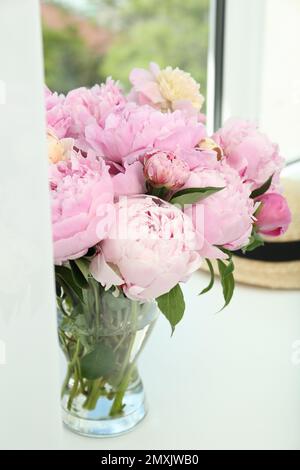 Bouquet di belle peonie in vaso sul davanzale Foto Stock